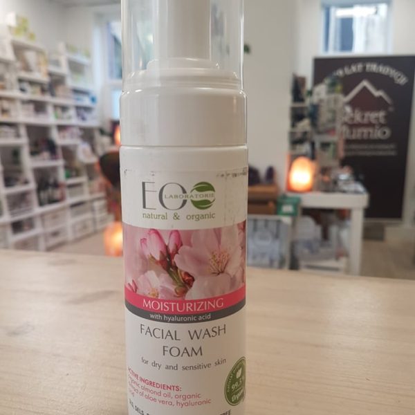 Eco Laboratorie, Moisturizing face cleansing foam for dry and sensitive skin 150ml